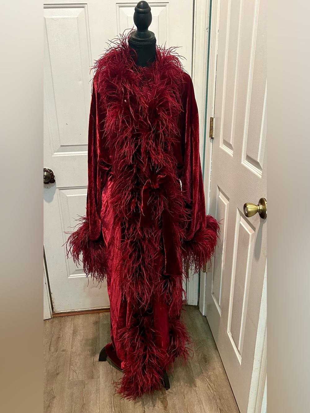 VTG Victoria’s Secret Burgundy Velvet Maxi Robe Ostrich Feather Trim Glam RARE M